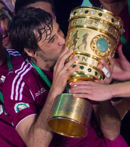 Raul bacia la Coppa di Germania, vinta nel  2011 vinta dal suo Schalke contro il Duisburg. Epa